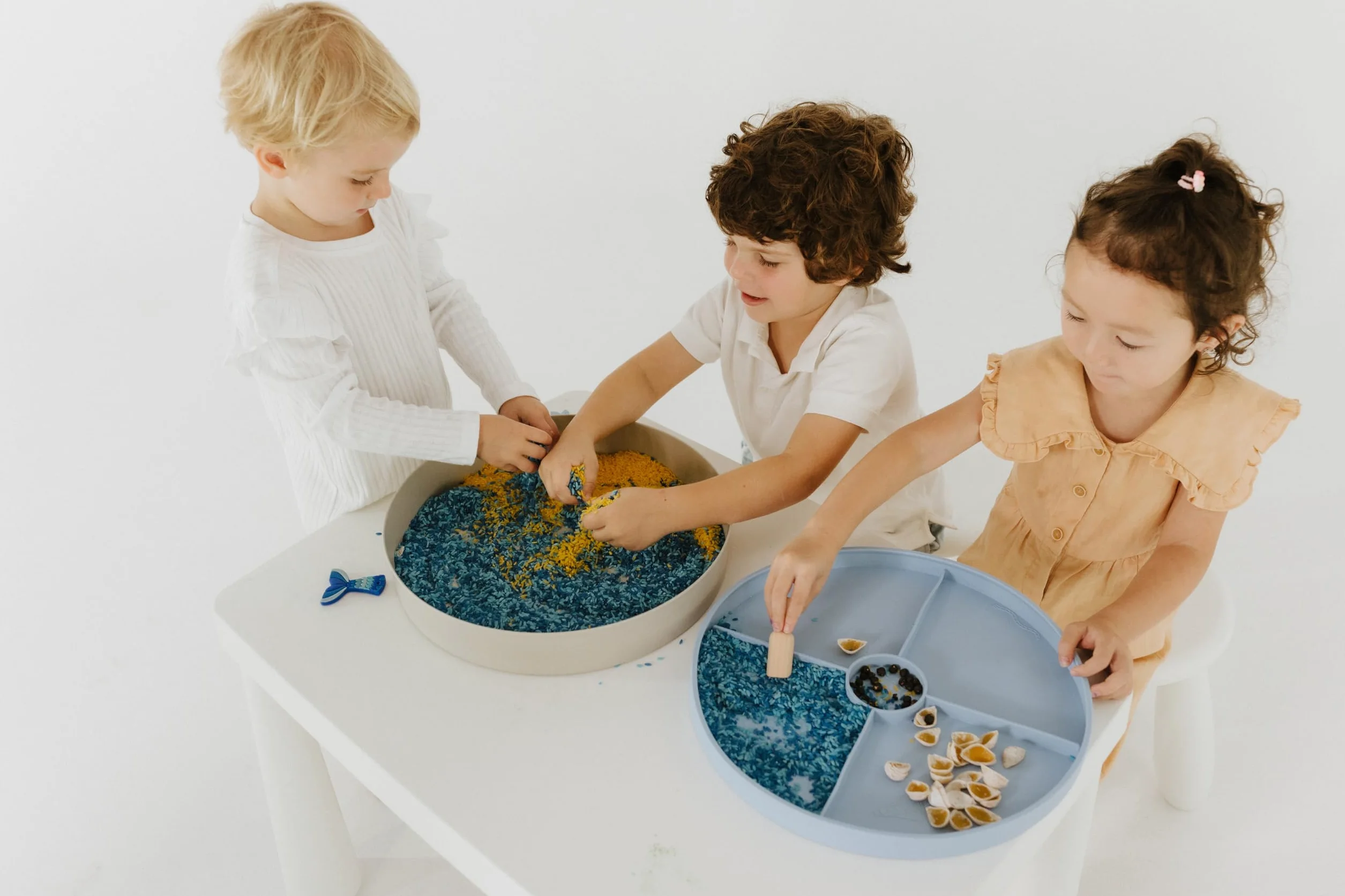 Jellystone Designs, Vassoio da Gioco Tray Play 2 in 1 con Coperchio, Gioco Sensoriale per Bambini dai 3 Anni di età, in Fibra di bambù e Melamina, Soft Blue, 35,5X 6 cm