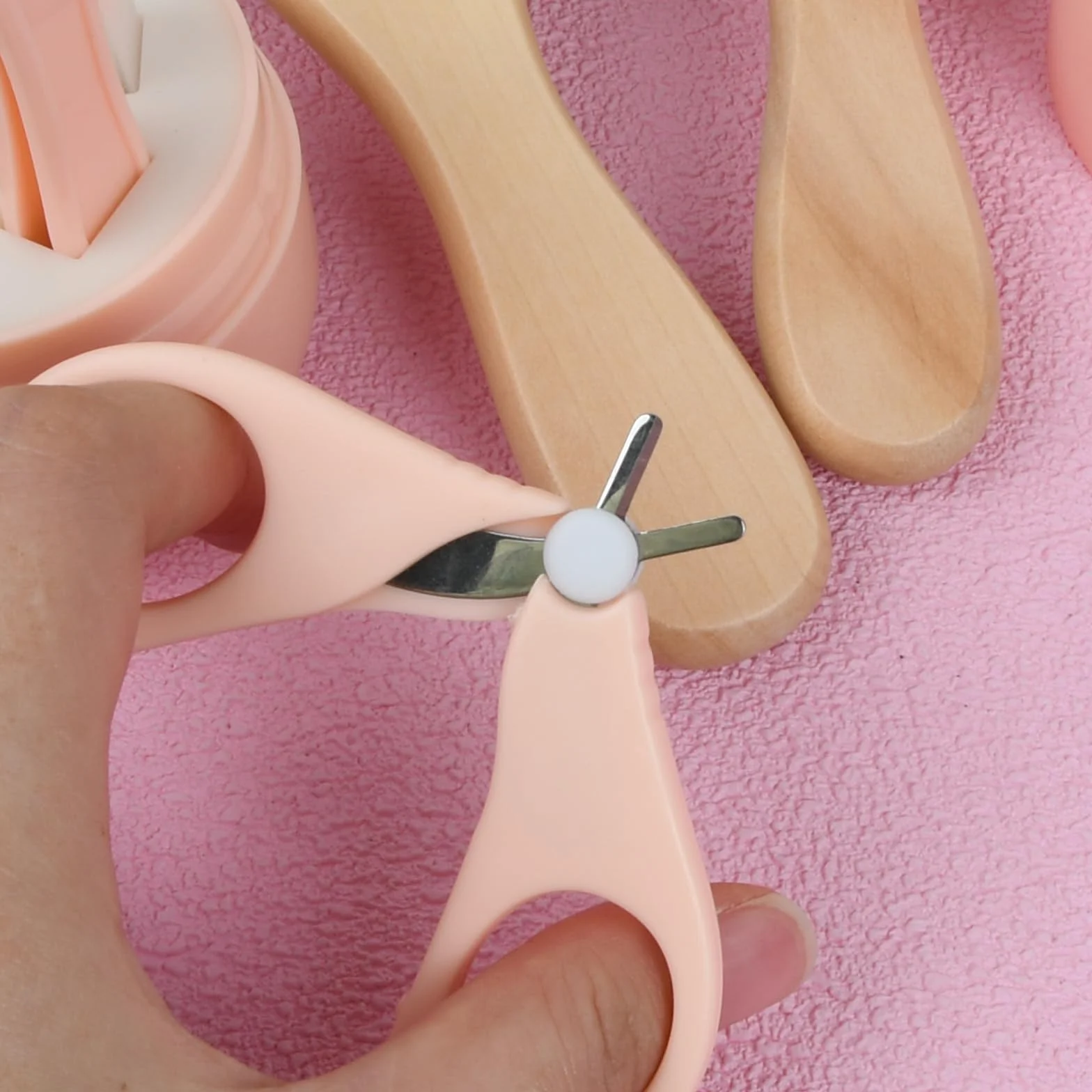 Set Manicure e Pedicure per Neonato, Kit Igiene e Cura Bambini 6 Pezzi, Cortaunghie con Spazzola e Pettine per Neo Genitori (Rosa)