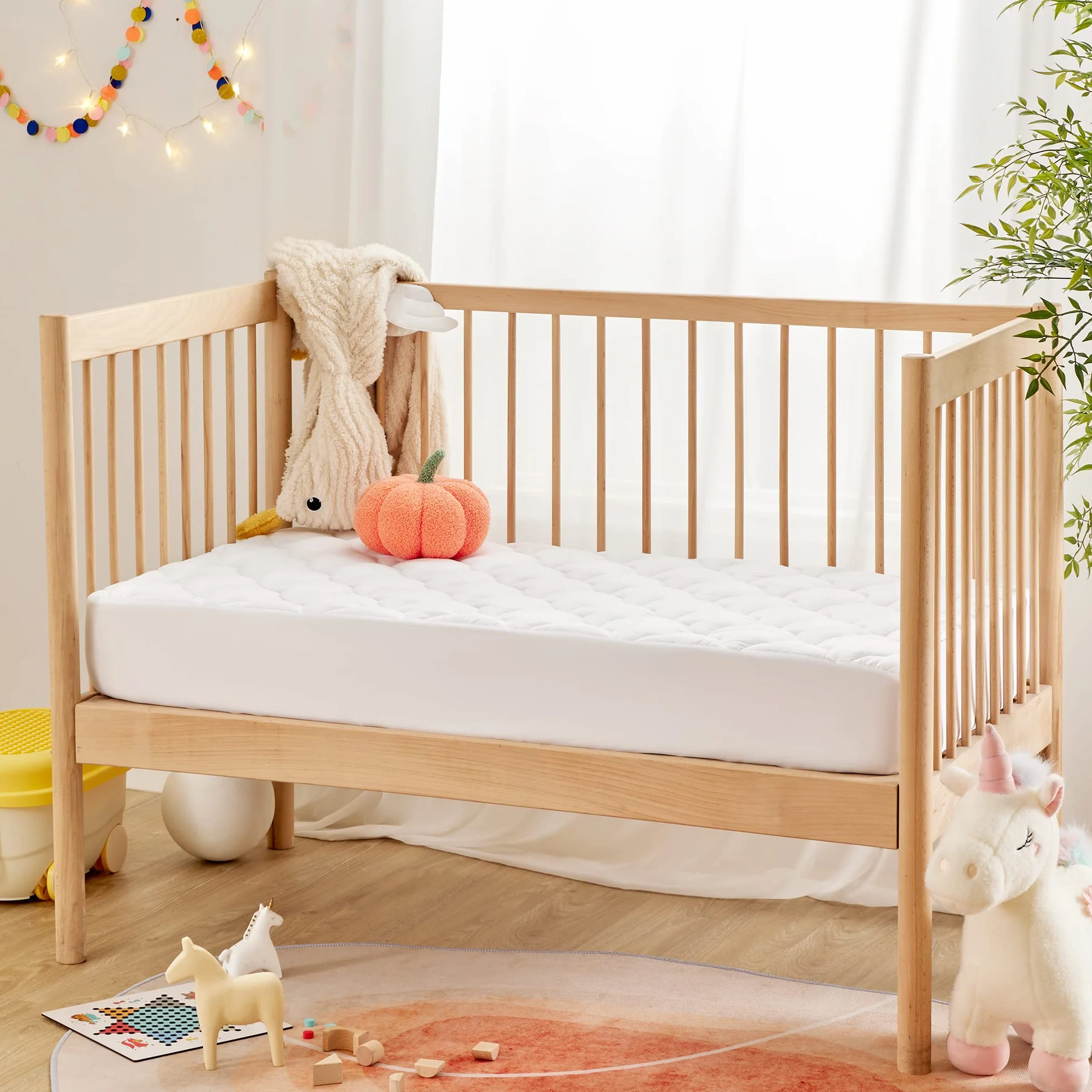 SONIVE Coprimaterasso impermeabile per culla e bambini piccoli, imbottitura in microfibra, 10 oz, certificato Oeko-Tex Standard 100, bianco, 70 x 140 cm