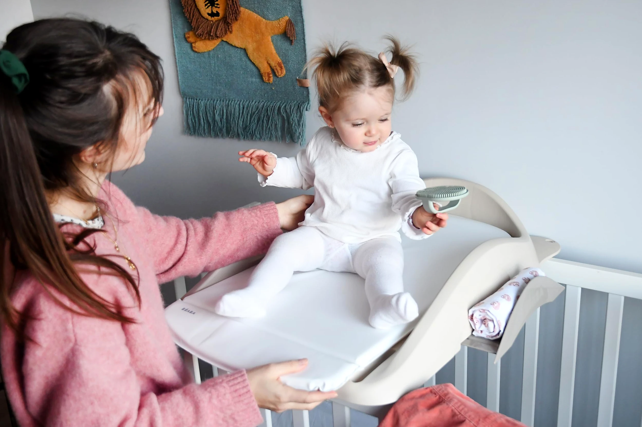 BÉABA - Fasciatoio Neonato - Materassino Leggero e Compatto - Fissaggio Regolabile - Lavabile - Ripiano/Bordo alto/Ventosa - Made in France - Argilla