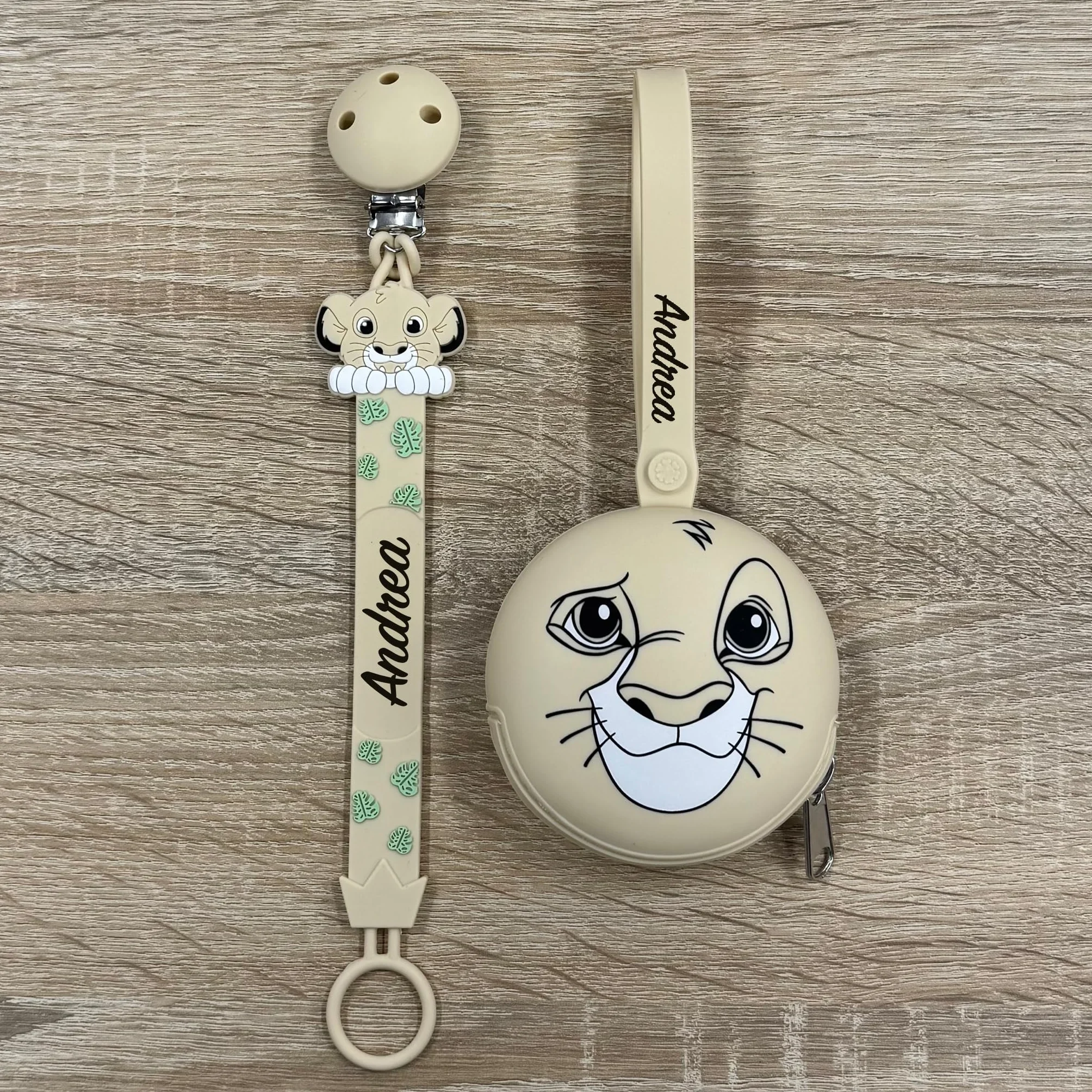 NOVITÁ Fettuccia IN SILICONE, per ciuccio personalizzata con nome, leone, BABYJART, lavabile,sicura per il bambino,compatibile con ciuccio MAM e CHICCO AZIENDA ITALIANA, MADE IN ITALY!
