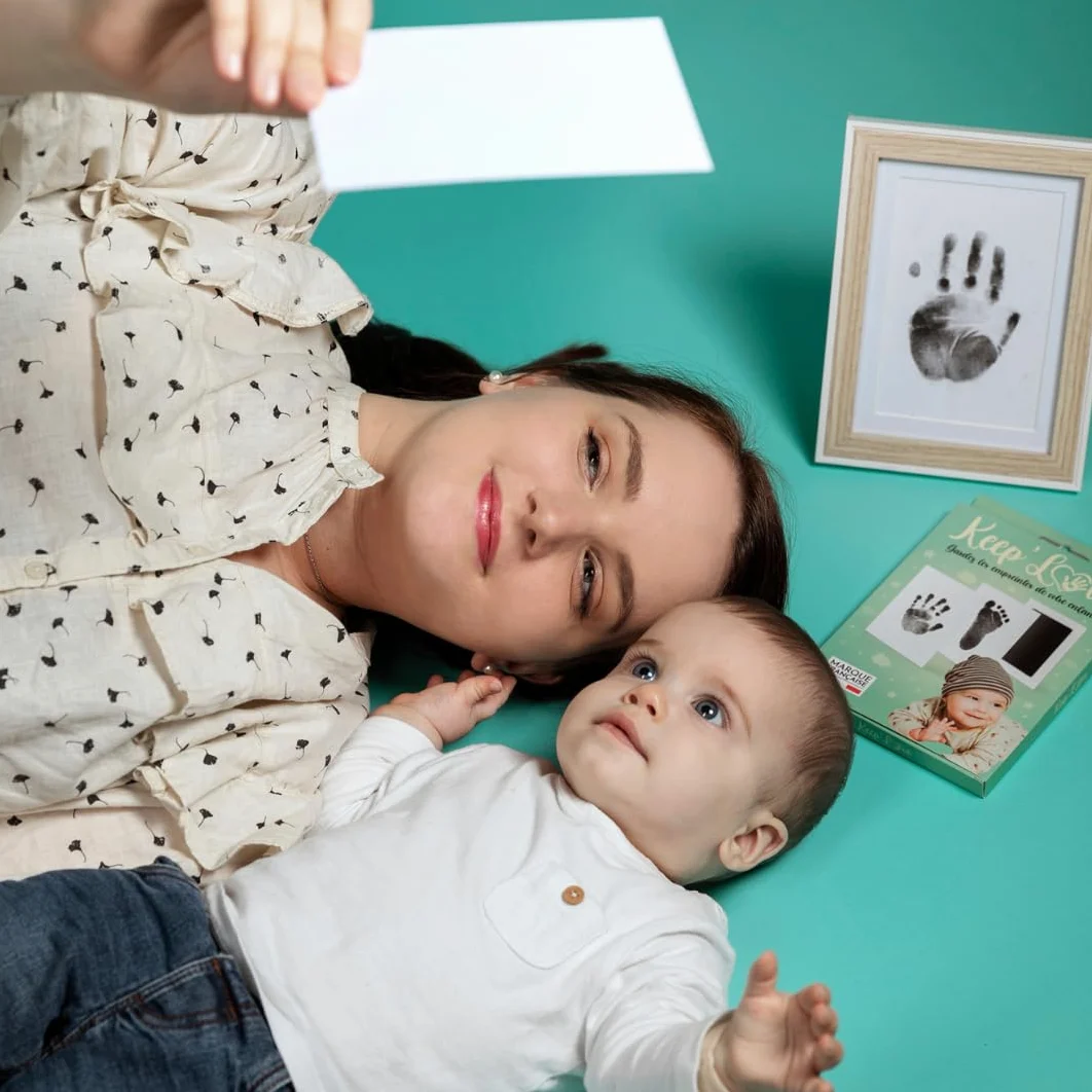 Keep'Love - Set di cornici per impronte per bambini, kit impronta piedi e mani, regalo per nascita, decorazione originale per la camera dei bambini, cornice per foto in legno con contorno bianco FSC