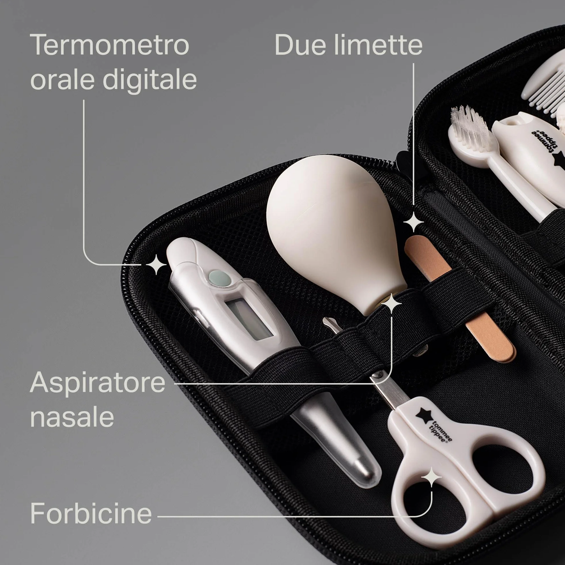 Tommee Tippee kit per la cura e l'igiene dei bambini, 9 articoli essenziali a casa e in viaggio in custodia impermeabile e lavabile (la fantasia potrebbe cambiare)