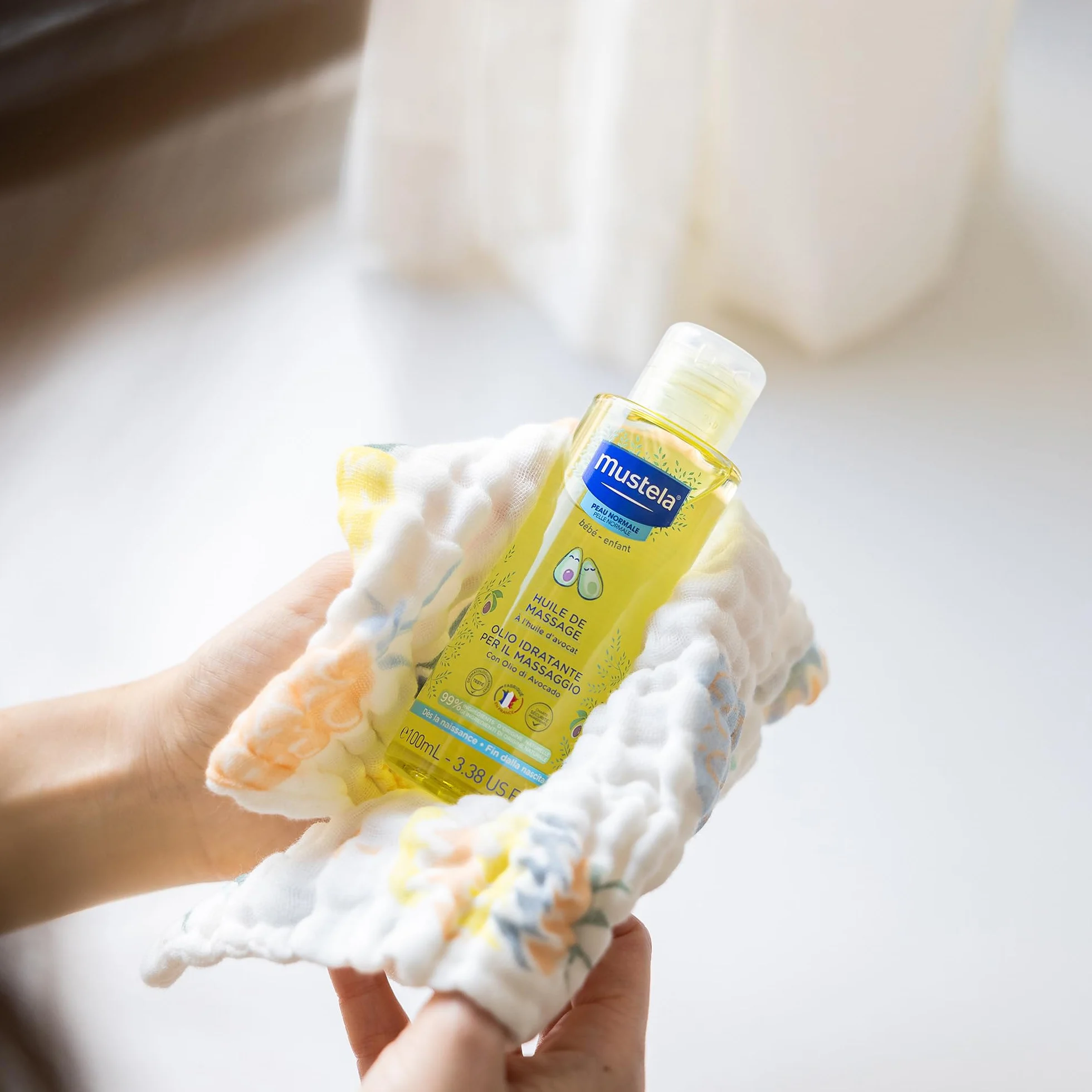 Mustela Olio Idratante per il Massaggio Neonatale con Avocado, Melograno, Girasole, Corpo Neonati e Tutta la Famiglia - Idrata e Mantiene la Pelle Morbida, 99% Ingredienti di Origine Naturale (100ml)