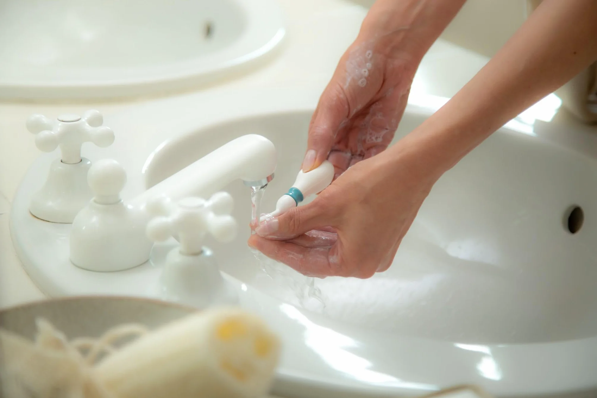 l'innovativo dispositivo brevettato per una pulizia delle orecchie sicura, efficace ed eco-sostenibile. Riutilizzabile, garantisce un’igiene auricolare superiore a casa e in viaggio.