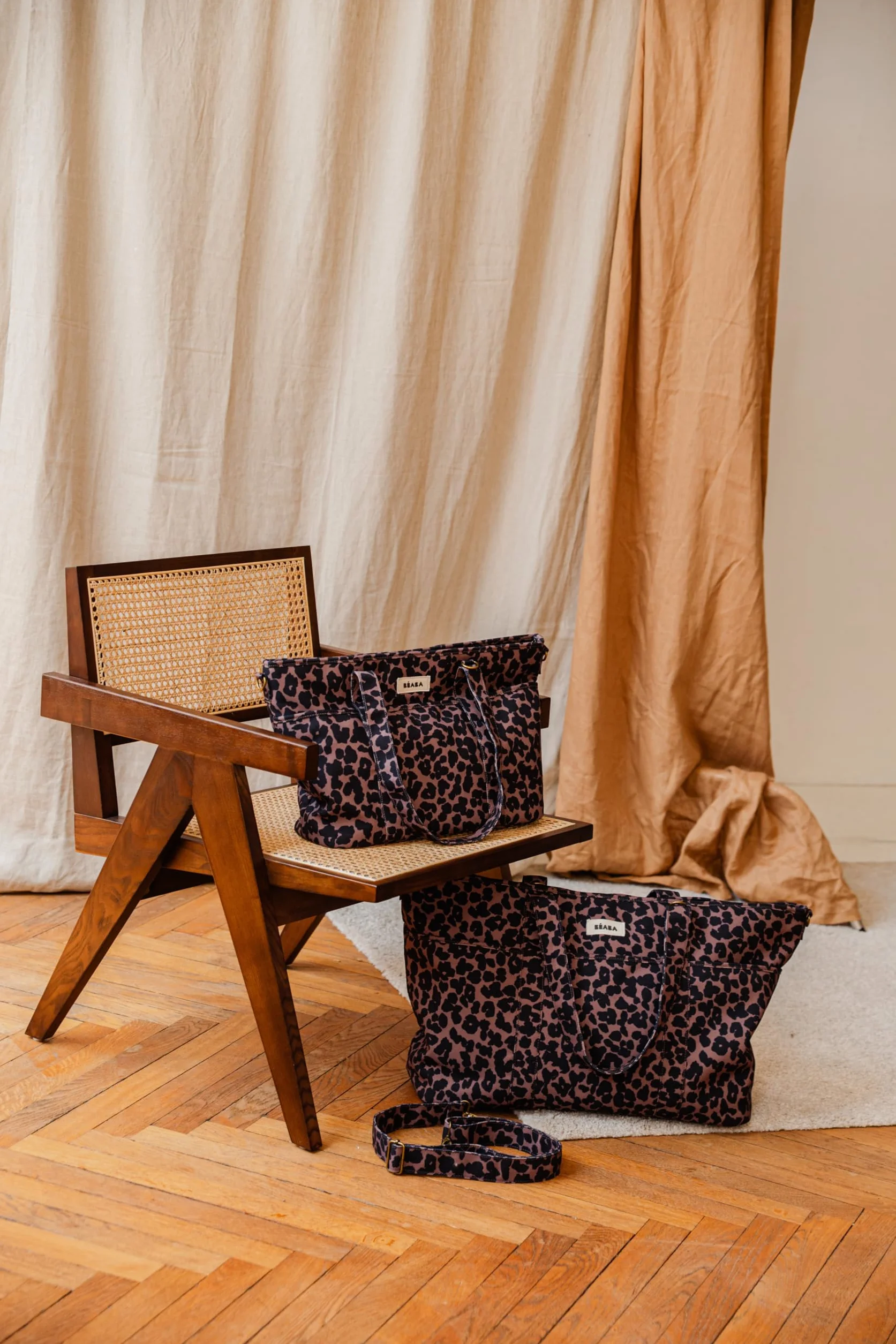 BÉABA Borsa Fasciatoio Bebè Madrid 22L – Borsa Pannolini Tipo Tote, Unisex Mamma e Papà, 11 Tasche, Tasca Termica, Aggancio Passeggino, Fasciatoio Imbottito – Leopardo