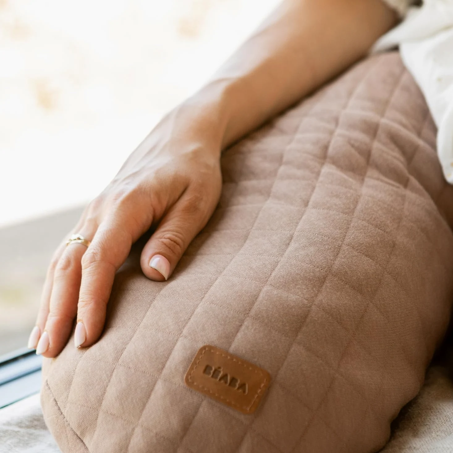BÉABA Big Flopsy – Cuscino Allattamento e Gravidanza, Multifunzionale, Ideale per Dormire e Allattare, Supporto e Comfort Ottimale, Riposo Notturno, Tessuto Cotone Oeko-Tex – Cacao