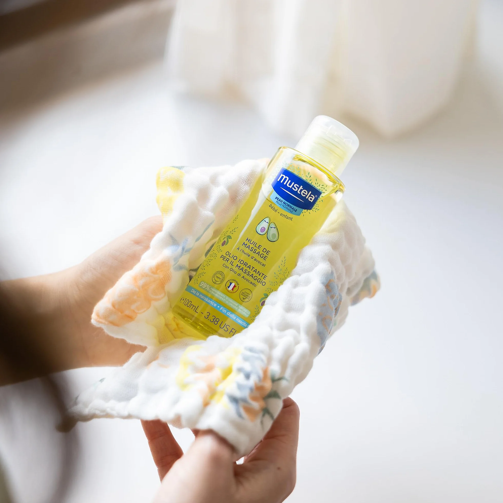 Mustela Olio Idratante per il Massaggio Neonatale con Avocado, Melograno, Girasole, Corpo Neonati e Tutta la Famiglia - Idrata e Mantiene la Pelle Morbida, 99% Ingredienti di Origine Naturale (100ml)