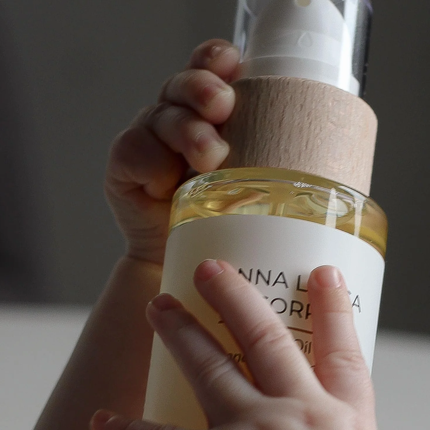Alisea Parma Nanna Lunga un Sorriso, Olio Nutriente con mandorle dolci e Vitamina E. Per i primi massaggi al neonato, sicuro in gravidanza e alleato contro le smagliature. 125ml.