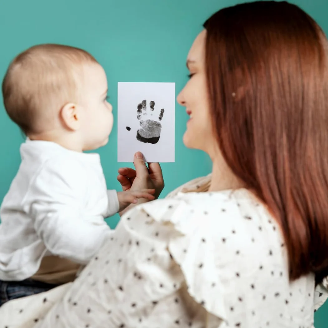 Keep'Love - Set di cornici per impronte per bambini, kit impronta piedi e mani, regalo per nascita, decorazione originale per la camera dei bambini, cornice per foto in legno con contorno bianco FSC