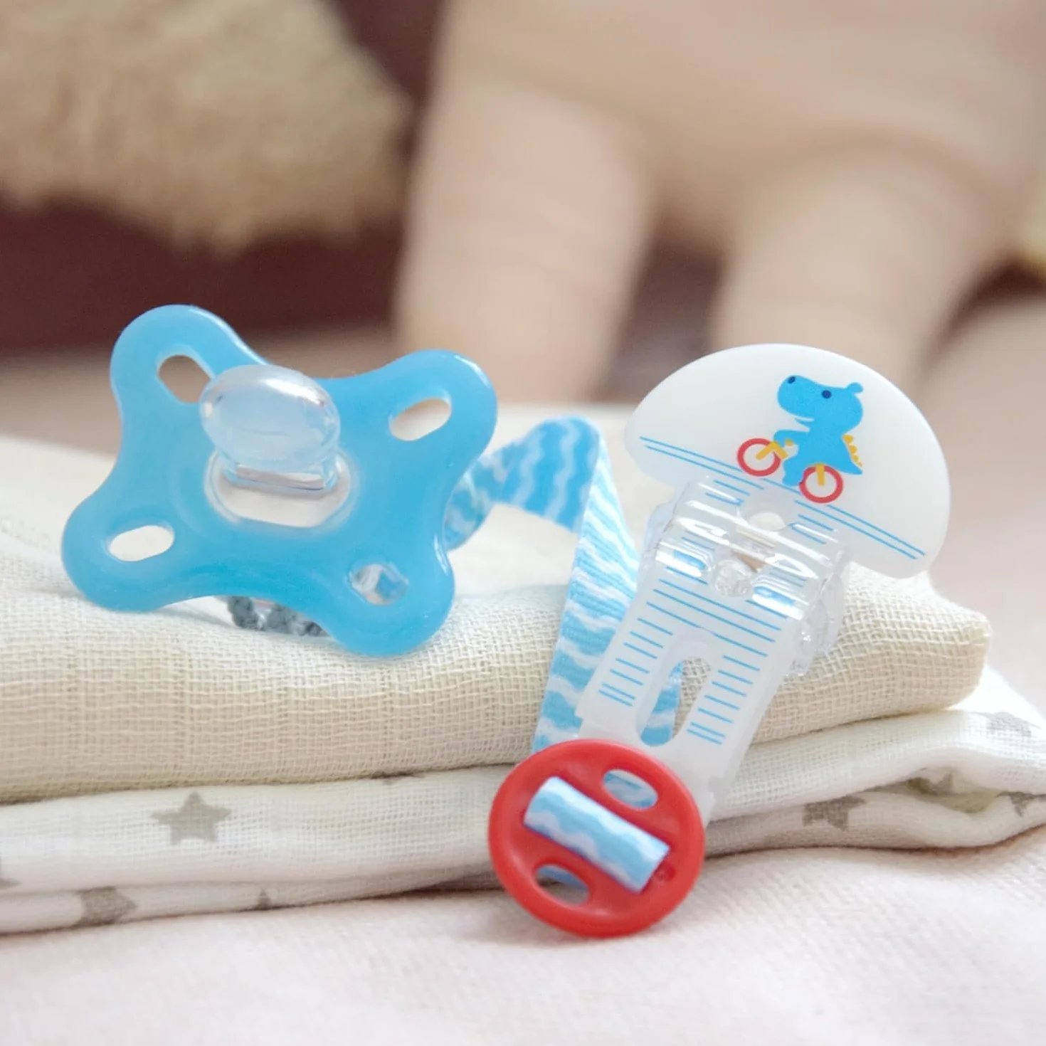 MAM Clip & Cover Catenella Portaciuccio, Catenella ciuccio 0+ mesi regolabile con chiusura a velcro e salvasucchietto, Compatibile con accessori neonato, succhietti e dentaruoli, Azzurro