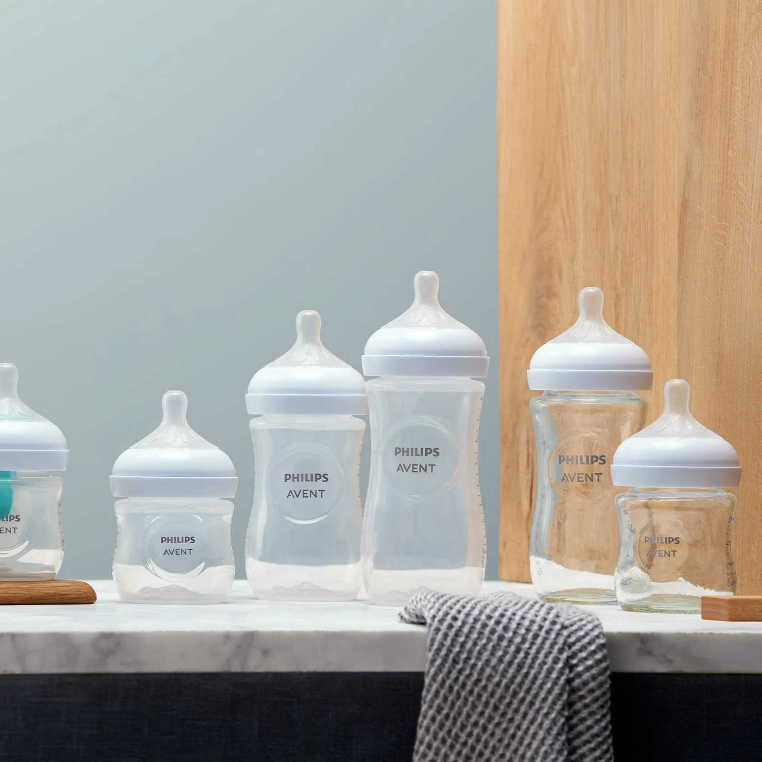 Philips Avent, 2 flaconi in vetro naturale con ciuccio reattivo, 240 ml, (modello SCY933/01)