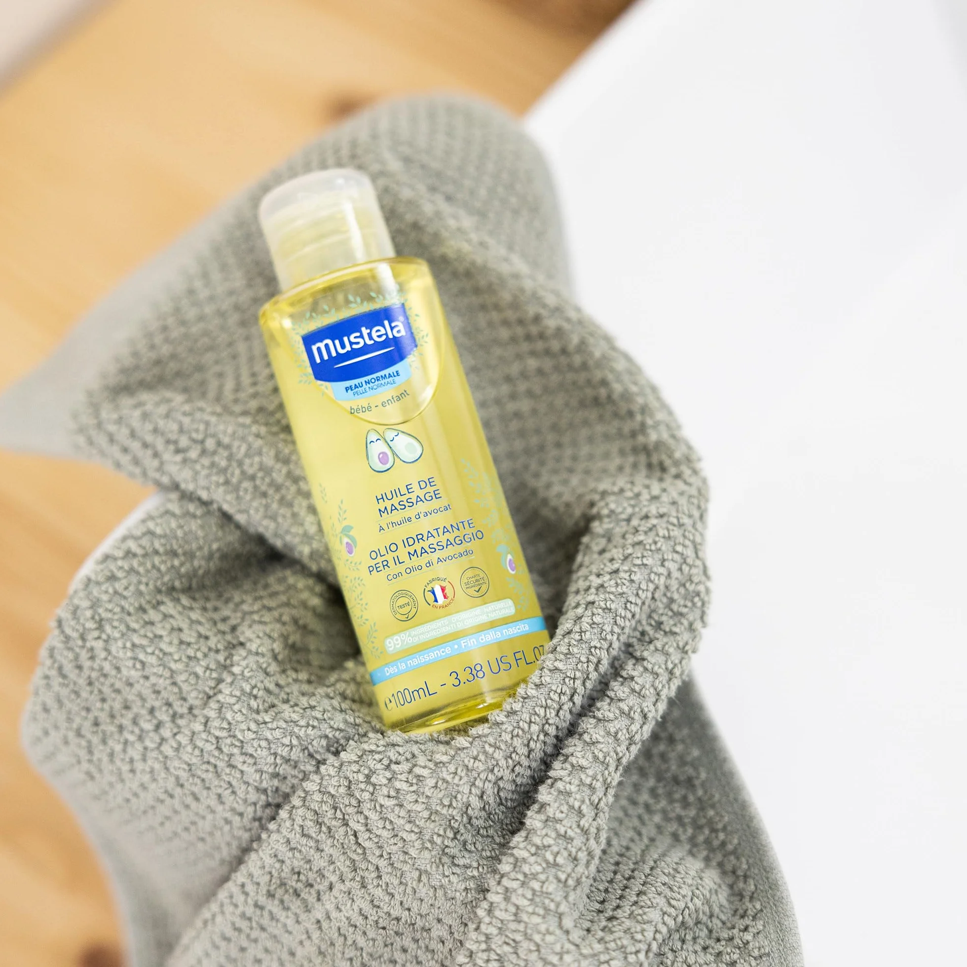 Mustela Olio Idratante per il Massaggio Neonatale con Avocado, Melograno, Girasole, Corpo Neonati e Tutta la Famiglia - Idrata e Mantiene la Pelle Morbida, 99% Ingredienti di Origine Naturale (100ml)