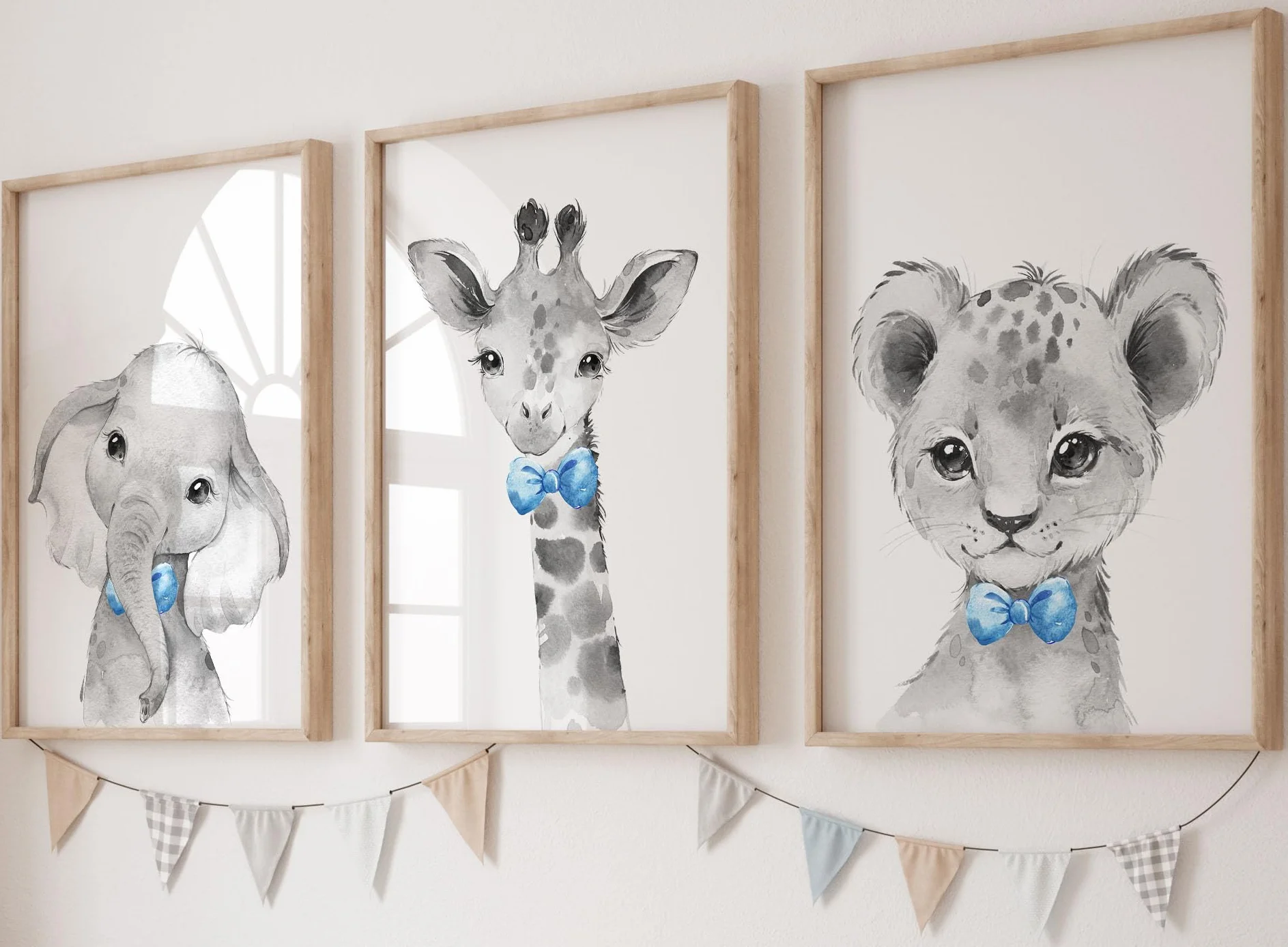 Eviepops Prints Set di 3 Stampe Safari Cameretta Bambini, Poster Animali Elefante Leone Giraffa con Fiocchi Azzurri, Senza Cornice, Decorazione Parete, Idea Regalo Neonato(A3)