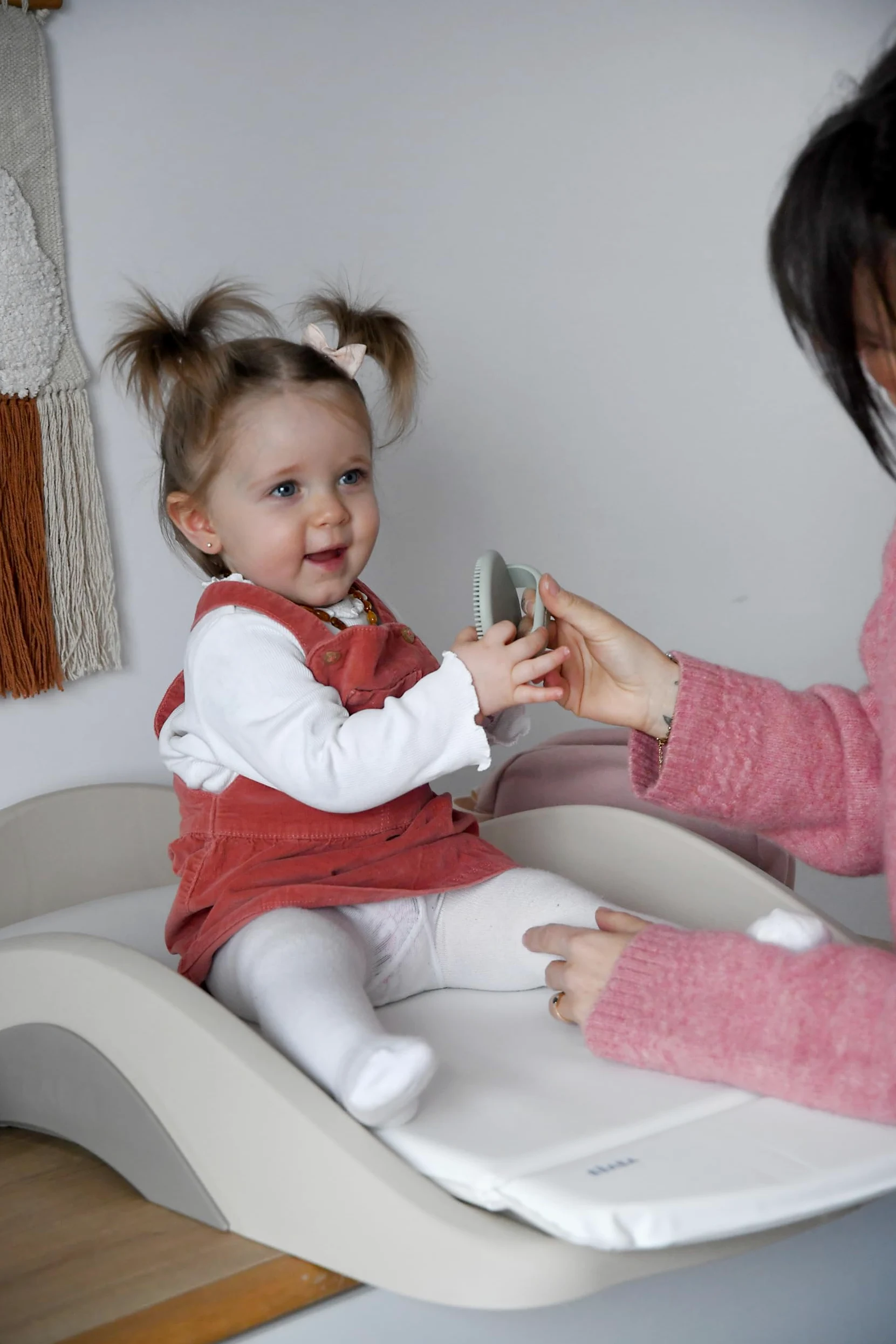 BÉABA - Fasciatoio Neonato - Materassino Leggero e Compatto - Fissaggio Regolabile - Lavabile - Ripiano/Bordo alto/Ventosa - Made in France - Argilla