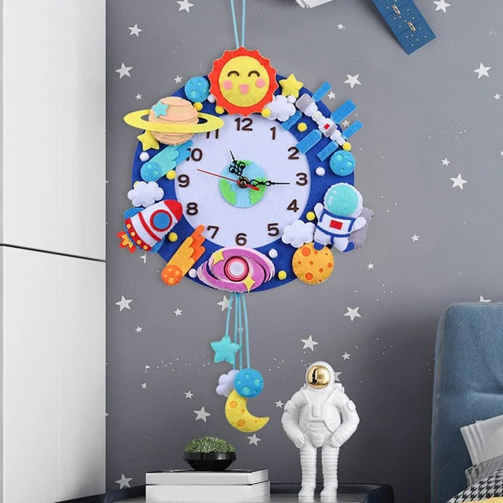 Orologio da parete in stile cartone animato fai da te unico pezzo decorativo divertente per bambini ornamenti fatti a mano personalizzabili con materiale non tessuto (E)