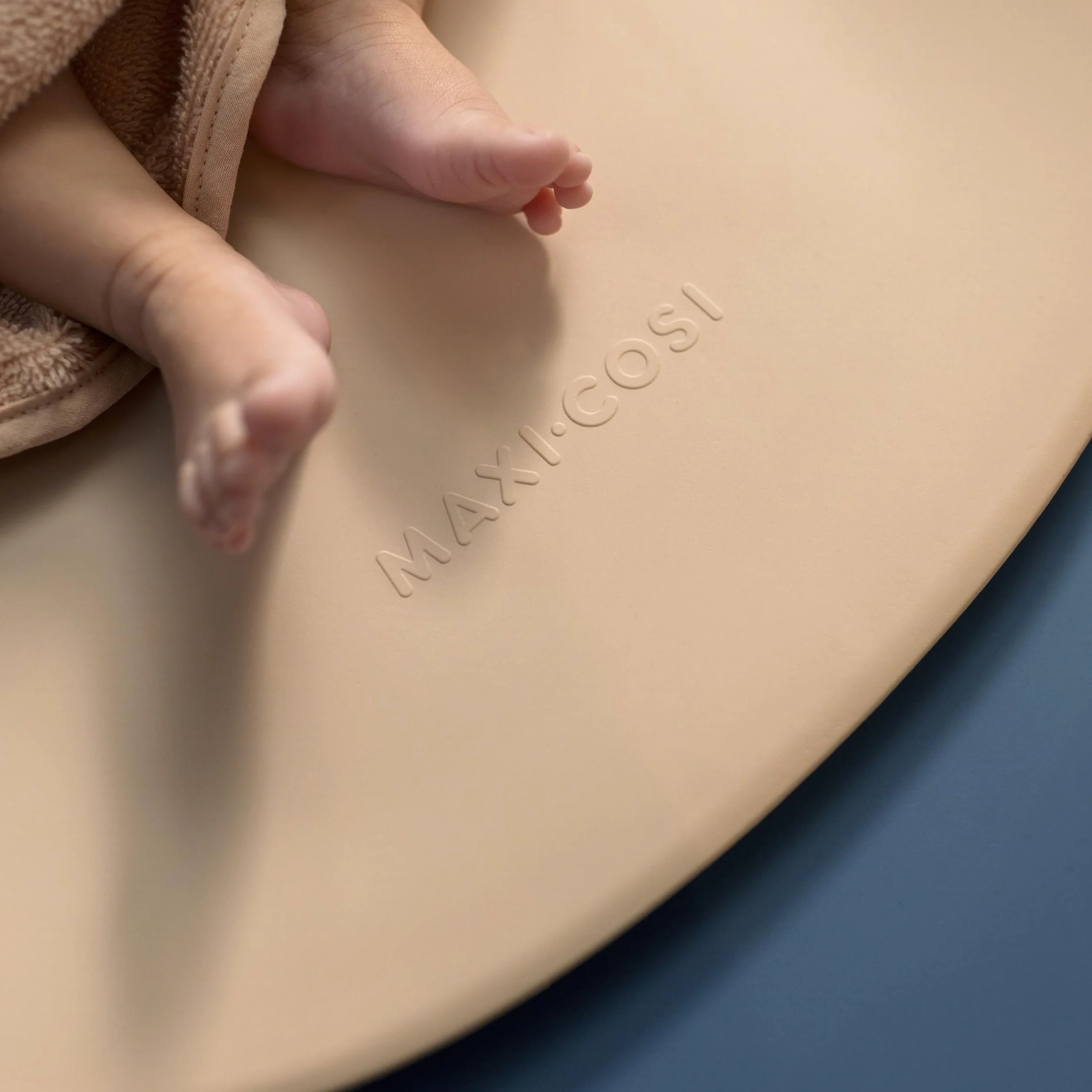 Maxi-Cosi Mavis, Fasciatoio Neonato, 50x70cm, 0-12 mesi, Neonati e Bimbi Piccoli, Bordi Alti Arrotondati, Facile da Pulire, Antiscivolo, Morbido Materassino Fasciatoio da Tavolo, Muted Terra