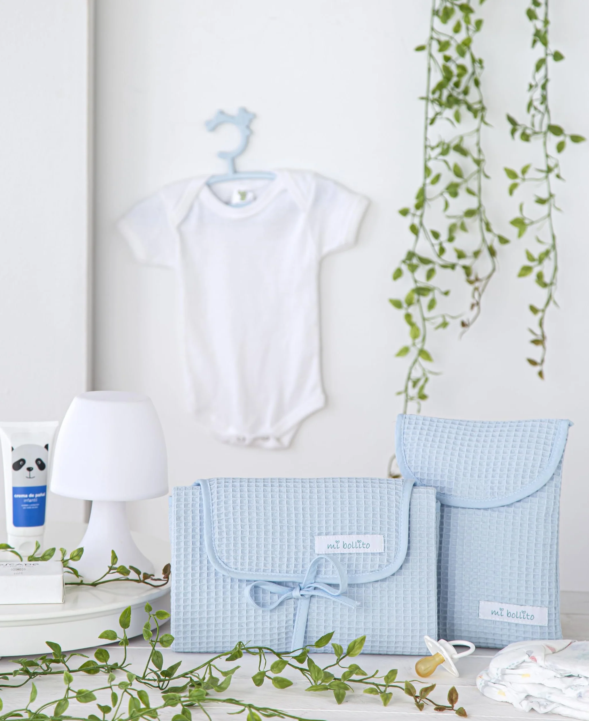 Set di 2 pezzi, fasciatoio impermeabile e borsa per pannolini per pannolini e salviette. Prodotto interamente in Spagna. (Blu chiaro)