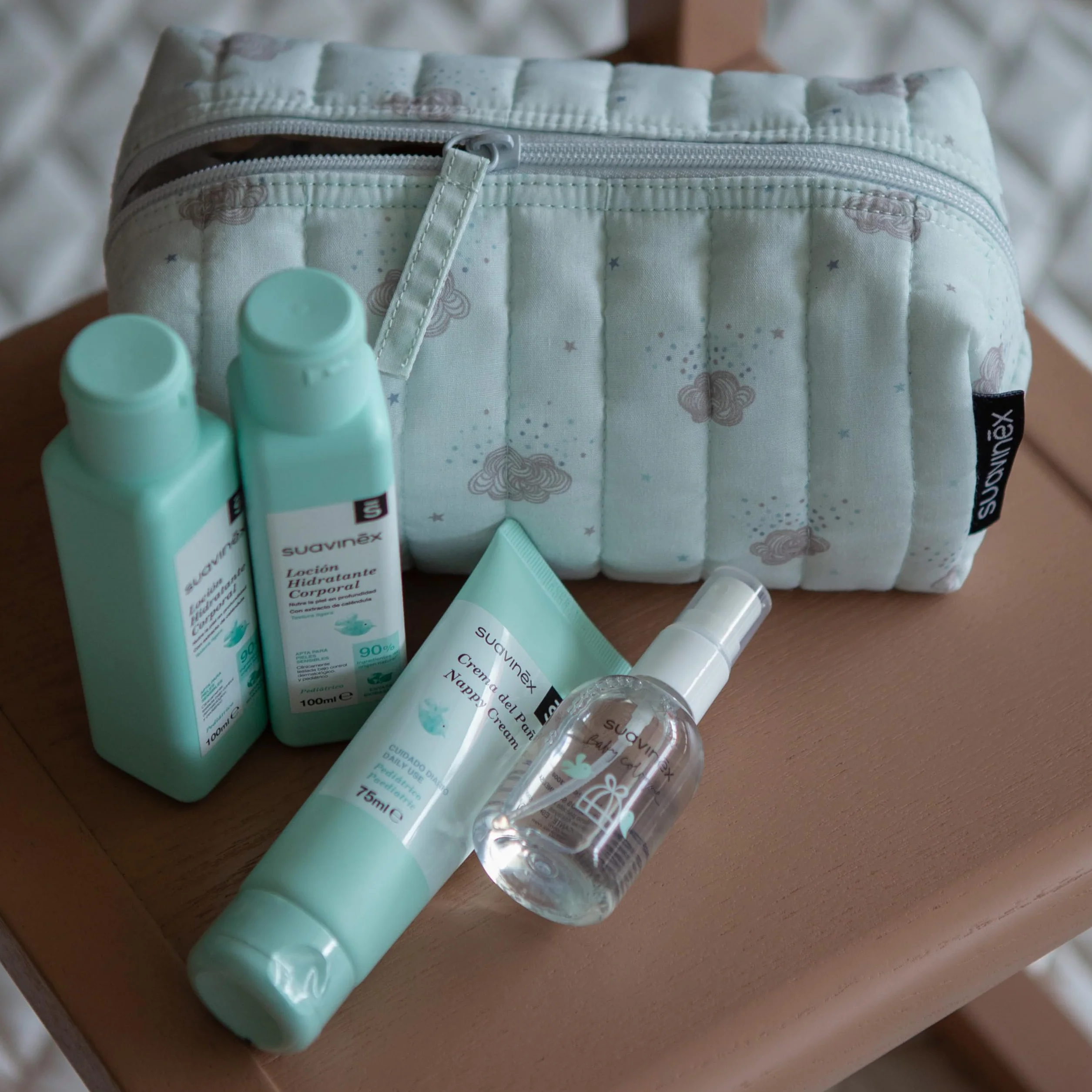 Suavinex, Beauty Case in Tessuto, Set Regalo Neonato con Cosmetici: Shampoo Gel 100 ml + Lozione Idratante 100 ml + Crema Pannolino 75 ml + Colonia Baby 50 ml. Formato viaggio. Dreams azzurro
