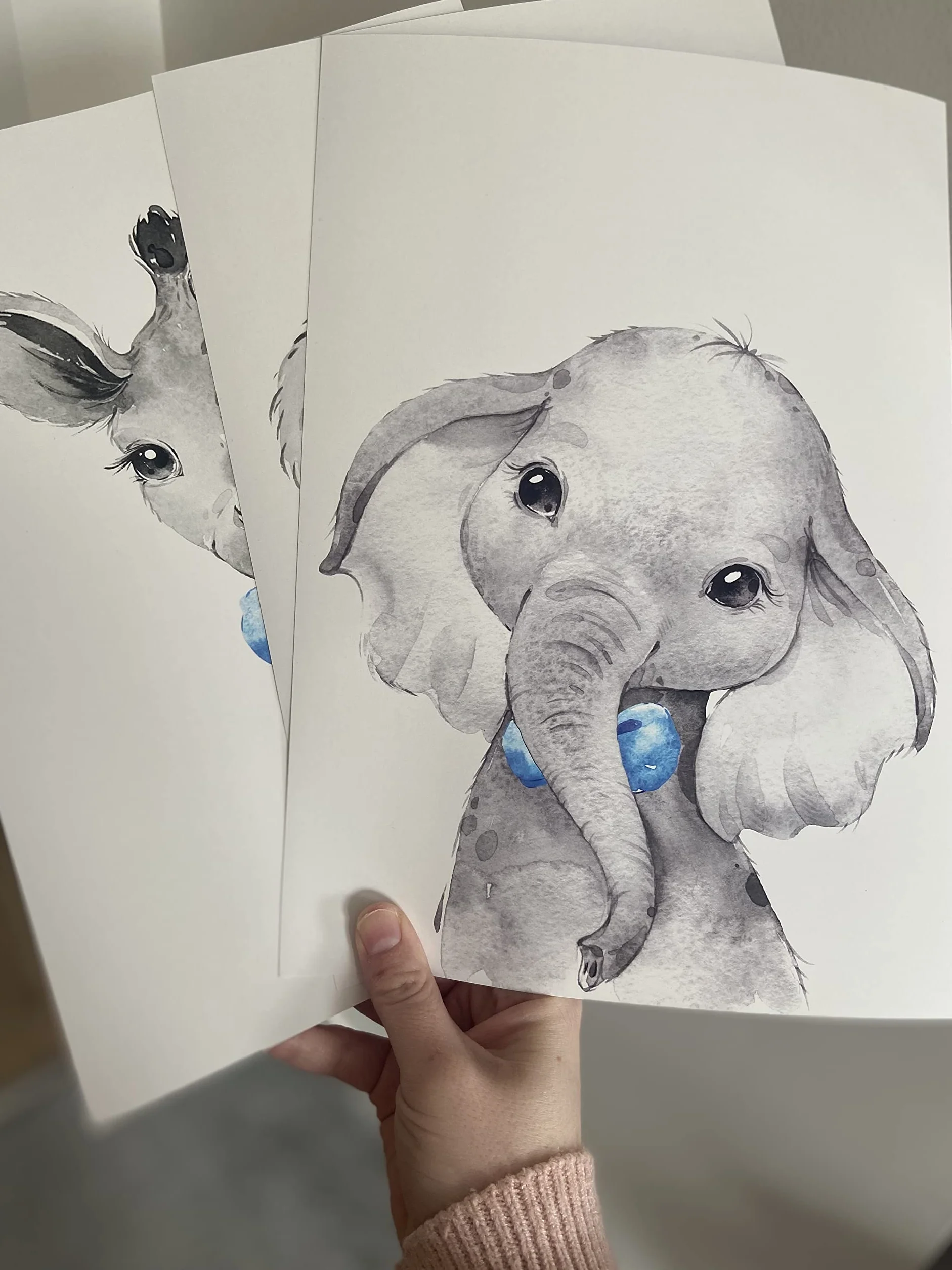 Eviepops Prints Set di 3 Stampe Safari Cameretta Bambini, Poster Animali Elefante Leone Giraffa con Fiocchi Azzurri, Senza Cornice, Decorazione Parete, Idea Regalo Neonato(A3)