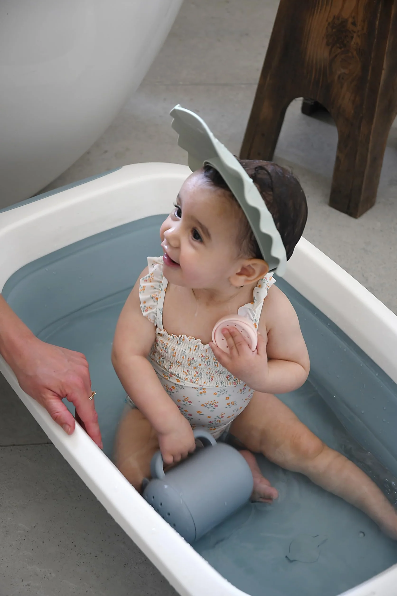 BÉABA, Cappello da Doccia per Bambini, Cuffia da Bagno, Fascia Regolabile, 5 Posizioni, Protezione per Occhi e Orecchie, Silicone Morbido e Flessibile, Grigio Verde